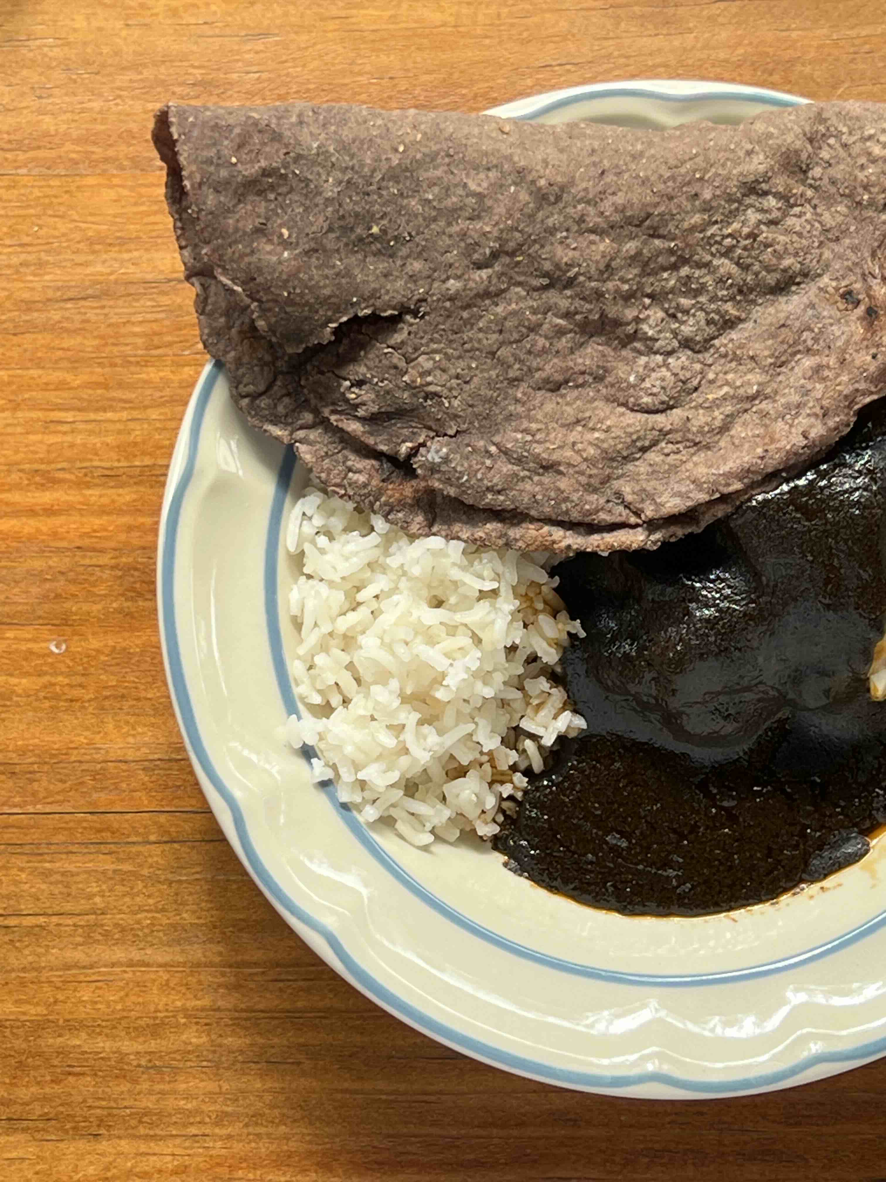 mole negro y tortilla de maíz azul